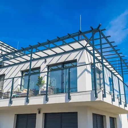 Grey Lights Garden شقة