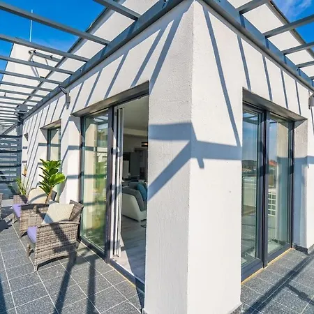 Grey Lights Garden شقة